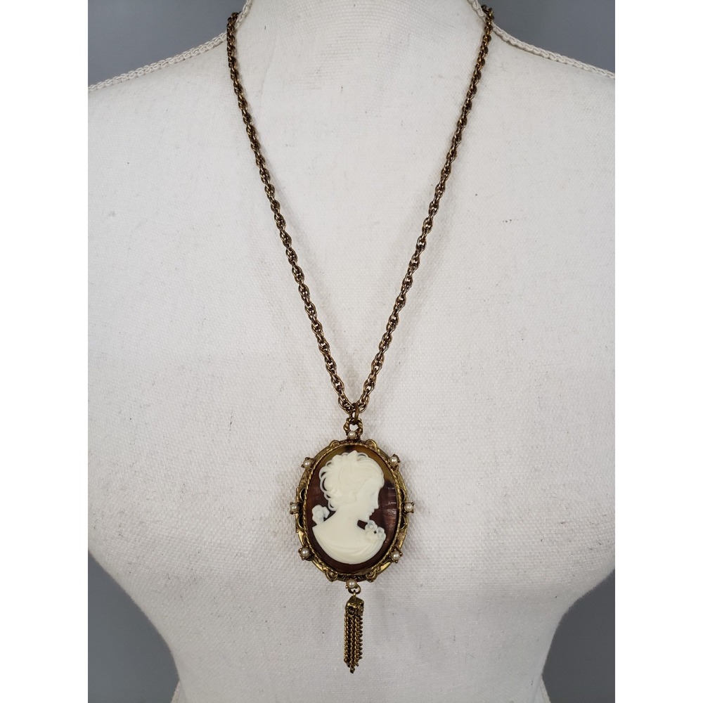 Vintage gold tone oval cameo locked‎ pendant on chain necklace faux pearl